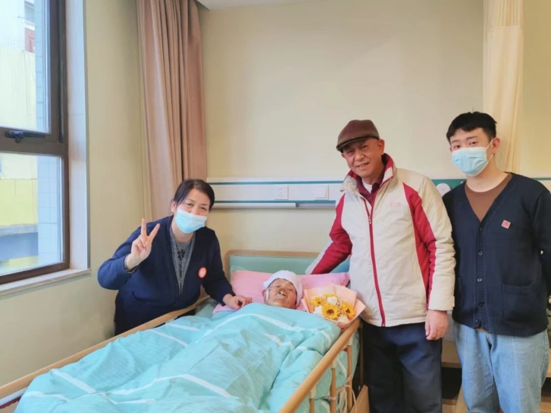 <b>89岁老人压疮+骨折+肺炎+鼻饲→握勺干饭，解锁西安这家医养结合养老院的“续命密码”！</b>